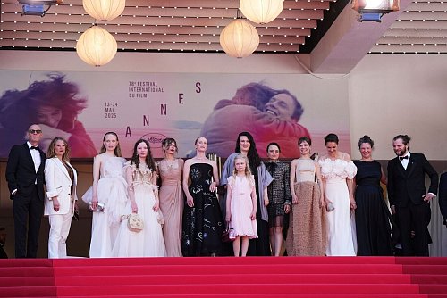 Das Filmteam von «In die Sonne schauen» bei der Premiere. - © Lewis Joly/Invision/AP/dpa