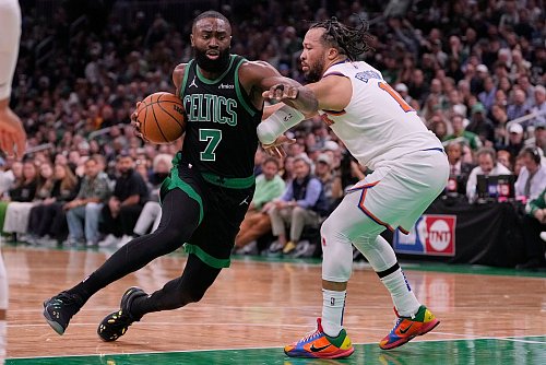 Ohne Tatum übernahm Brown viel Verantwortung und verhalf den Celtics zum Heimsieg. - © Charles Krupa/AP/dpa