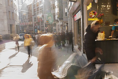 Streetfood ist bei Touristen in Istanbul beliebt - © Ahmed Deeb/dpa