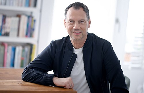 Buchautor Sebastian Fitzek hat auch Brettspiele mitentwickelt. - © Britta Pedersen/dpa