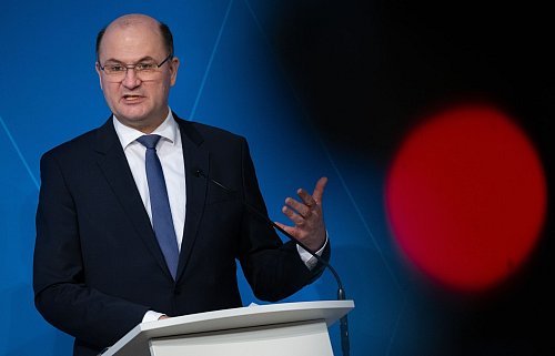 Bayerns Finanzminister Albert Füracker (CSU) sieht das Ausgleichssystem unter den Bundesländern am Ende. Er sorgt sich um eine Überforderung der Geberländer. (Archivbild) - © Sven Hoppe/dpa