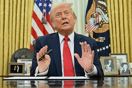 Trump macht mit Zöllen Politik. (Archivbild) - © Uncredited/Pool/AP/dpa