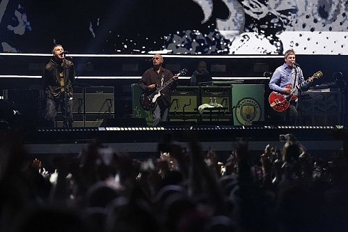 Oasis startete ihre lang ersehnte Tour in Cardiff. - © Jordan Pettitt/PA Wire/dpa