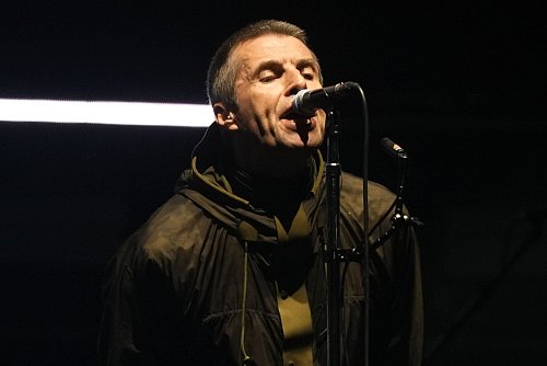 Liam Gallagher steht wieder mit seinem Bruder auf der Bühne. - © Jordan Pettitt/PA Wire/dpa
