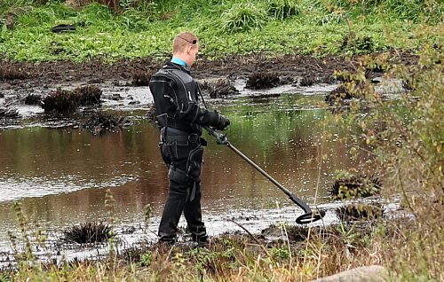 Die Polizei durchsuchte den Tümpel mit einem Detektor. - © Bernd Wüstneck/dpa
