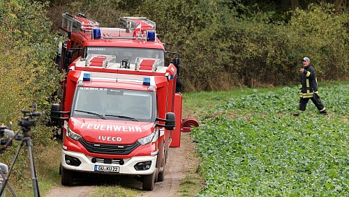 Die Feuerwehr pumpte Wasser aus dem Tümpel ab. - © Bernd Wüstneck/dpa