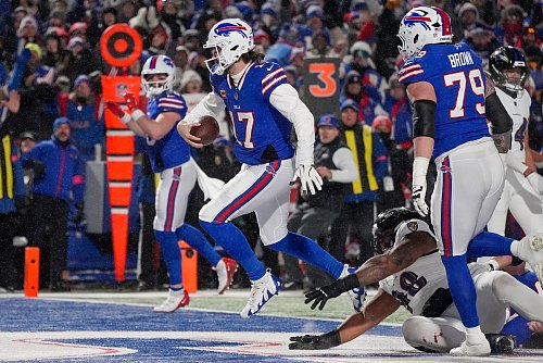 Schon der ersten Halbzeit trug Josh Allen den Ball zweimal in die Endzone. - © Gene J. Puskar/AP/dpa