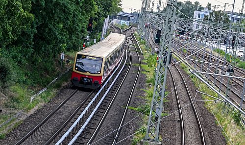 Auf fast allen Linien gebe es derzeit Verspätungen und Ausfälle, teilt die S-Bahn mit. - © Jens Kalaene/dpa