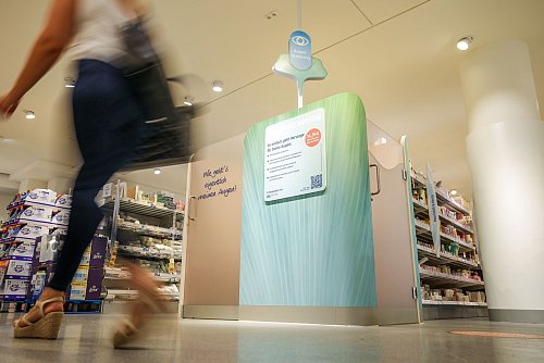 Ärzteverbände kritisieren die neuen Gesundheitsdienstleistungen der Drogeriemarktkette. - © Christoph Reichwein/dpa