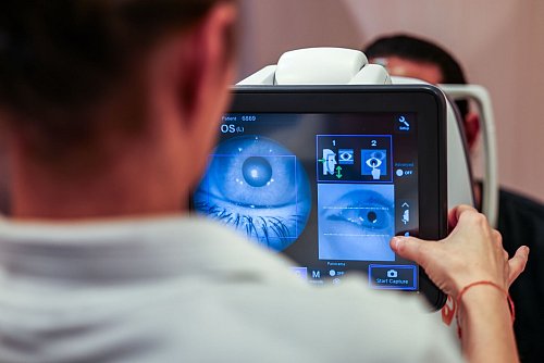 Eine dm-Verkäuferin führt das Augenscreening durch. - © Christoph Reichwein/dpa