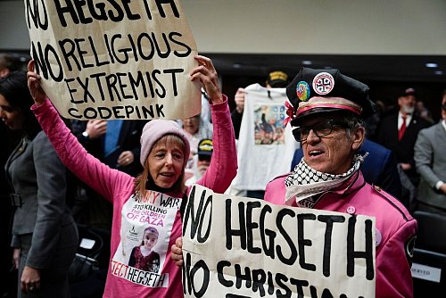 Die Gruppe «Code Pink» gehört zu jenen, die gegen Hegseths Nominierung protestieren. - © Ben Curtis/AP/dpa