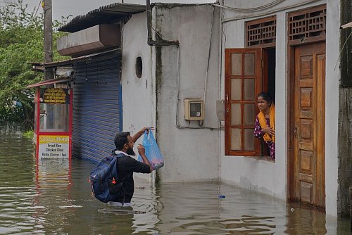 In Teilen des Landes kam es zu Überschwemmungen. - © Eranga Jayawardena/AP/dpa