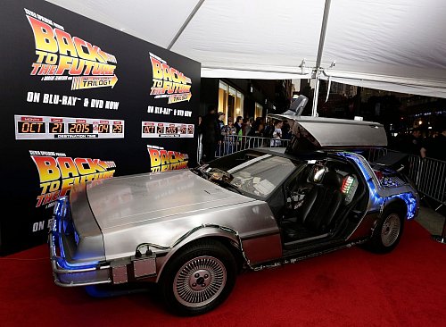 Der DeLorean-Wagen ist die Zeitmaschine, mit der Marty McFly und und Doc Brown in die Zukunft reisen (Archivbild). - © Jason Szenes/dpa