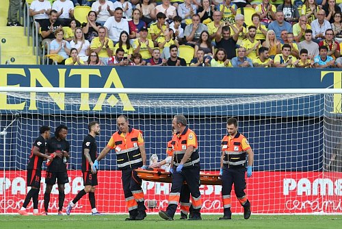 Marc-André ter Stegen muss auf einer Trage vom Platz getragen werden. - © Alberto Saiz/AP/dpa
