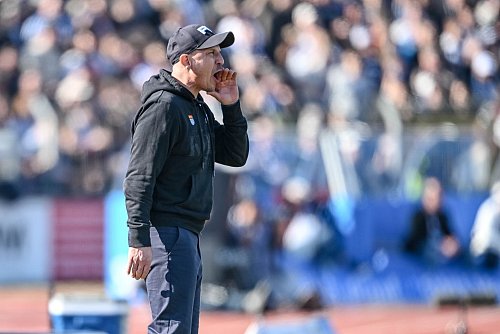 Kölns Trainer Struber sah über weite Strecken eine enttäuschende Vorstellung seiner Mannschaft. - © Harry Langer/dpa