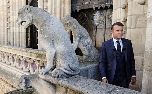 Nach dem Brand im April 2019 versprach Frankreichs Präsident Emmanuel Macron, die Kathedrale in nur fünf Jahren wiederaufzubauen. Nun nahm er an der Einweihung teil. - © Yoan Valat/Pool EPA/AP/dpa