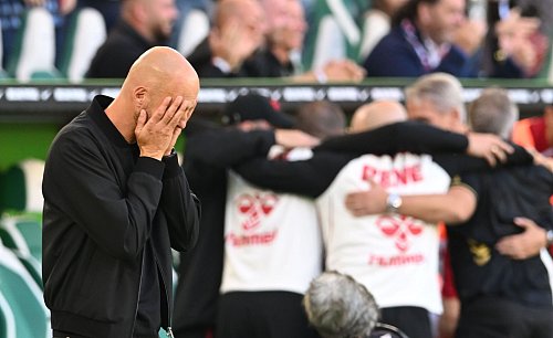 Kölner Jubel, Wolfsburger Entsetzen: VfL-Trainer Paul Simonis nach dem späten 3:3. - © dpa