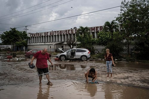 Nach den Unwettern steigt die Zahl der Toten immer weiter. - © Felix Marquez/AP/dpa