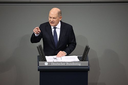 Bundeskanzler Olaf Scholz (SPD) nutzt seine Rede über die Vertrauensfrage im Bundestag für eine harte Attacke gegen die FDP. (Archivbild) - © Christoph Soeder/dpa