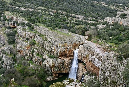 Der Wasserfall Cascada de la Cimbarra bei Aldeaquemada: Der Ort ist ein guter Ausgangspunkt für Wandertouren durch die Sierra Morena. - © Daniela David/dpa-tmn