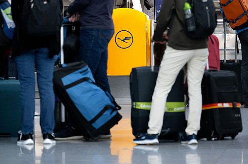 Versorgung am Flughafen: Essen, Getränke und Hotelübernachtungen stehen bei längeren Wartezeiten zu. - © Sven Hoppe/dpa/dpa-tmn
