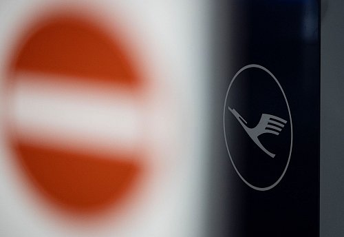 Ersatzbeförderung garantiert: Umbuchungen müssen schnellstmöglich auch auf Flüge anderer Airlines erfolgen. - © Hannes P Albert/dpa/dpa-tmn