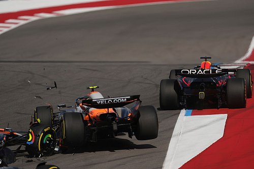 Der Moment, der das McLaren-Duo noch länger beschäftigen wird. - © Eric Gay/AP/dpa