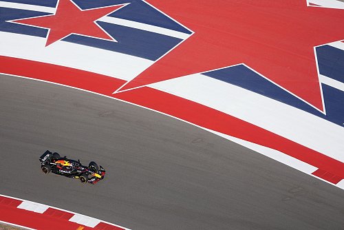 Max Verstappen lässt der Konkurrenz keine Chance. - © Nick Didlick/AP/dpa