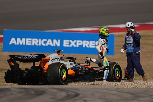 Das sollte auf keinen Fall passieren: Ein Unfall mit Teamkollege Oscar Piastri beendet das Sprintrennen früh für Lando Norris. - © Eric Gay/AP/dpa