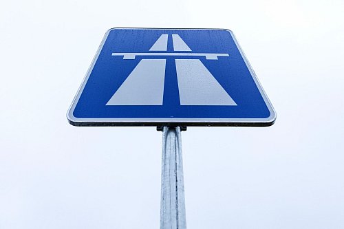Es geht um viele Autobahnprojekte. - © Friso Gentsch/dpa