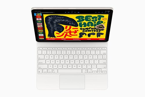 Das neue Magic Keyboard des iPad Air hat nun ein größeres Trackpad. - © Apple Inc./dpa-tmn
