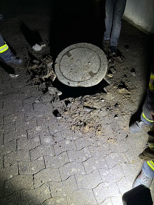 Eine heftige Explosion hat in Vlotho mehrere Gullydeckel in die Luft gesprengt. (Handout) - © -/Feuerwehr Vlotho/dpa