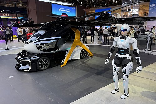 Auf der Autoshow stehen ein halbes Dutzend neuer Flugautos an den Messeständen, darunter auch der von Hersteller Chery. - © Thomas Geiger/dpa-tmn
