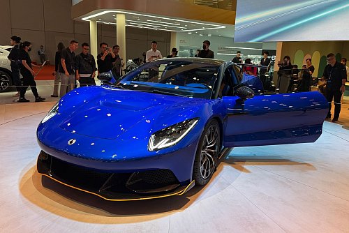 Das zweitürige Coupé Denza Z kommt mit seinen drei Motoren auf 875 kW/1190 PS. - © Thomas Geiger/dpa-tmn