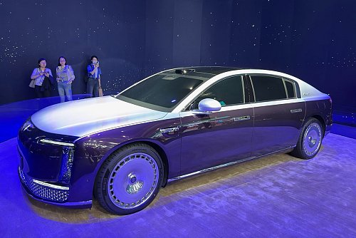 Der Luxusliner Maextro S800 stammt aus einem Joint Venture des Telefongiganten Huawei und dem Autobauer JAC. - © Thomas Geiger/dpa-tmn