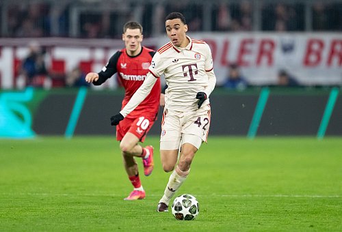 Immer ein Schritt voraus: Bayerns Jamal Musiala (r) war der klare Gewinner im Jungstar-Duell mit Leverkusens Florian Wirtz. - © Sven Hoppe/dpa