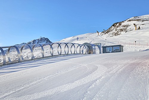 Glastunnel am Giggijoch in Sölden: In dem Tiroler Gebiet gibt es zur neuen Saison einen bemerkenswerten Lückenschluss. - © Christoph Nösig/Bergbahnen Sölden/dpa-tmn