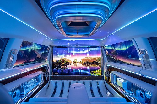 Pompös: Lichter, Sound und Riesenbildschirme bestimmen den Innenraum der Studie. - © Dirk Weyhenmeyer/Mercedes-Benz AG/dpa-tmn