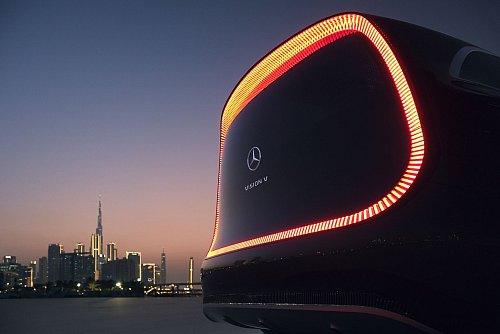 Um die Wette leuchten: Der Vision V reckt sein Heck wie ein gigantisches Glühwürmchen in Richtung der glitzernden Wolkenkratzer. - © Mercedes-Benz AG/dpa-tmn