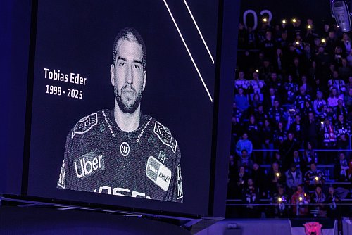 An Tobias Eder wird während der Eisbären-Spiele weiterhin erinnert. - © Andreas Gora/dpa