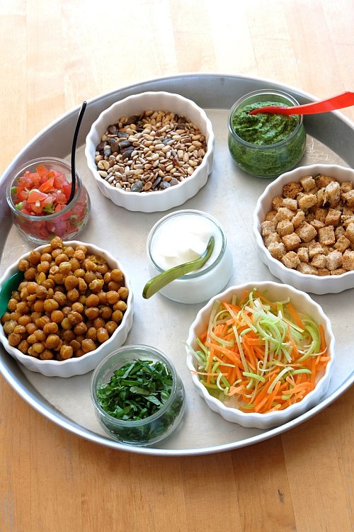 Croûtons, Gemüsestroh oder knusprige Kichererbsen: Jeder und jede kann sich die Lieblings-Toppings selbst über Suppe oder Salat streuen. - © Christian Hacker/Verbraucherzentrale NRW/dpa-tmn