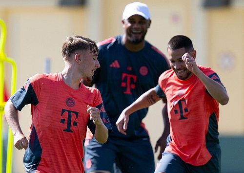 Trainer Vincent Kompany, hier beim Training mit Nachwuchstalent Lennart Karl (l) und Raphael Guerreiro (r), plant Großes in den USA. - © Sven Hoppe/dpa