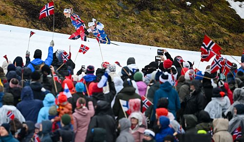Zahlreiche Fans feuerten die Athletinnen euphorisch an. - © Hendrik Schmidt/dpa