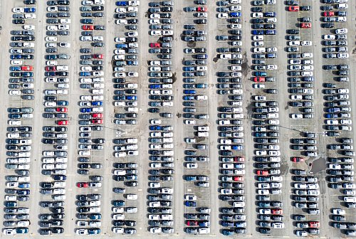 Die Produktion in der Autobranche legte im Juni deutlich zu. (Archivbild) - © Julian Stratenschulte/dpa