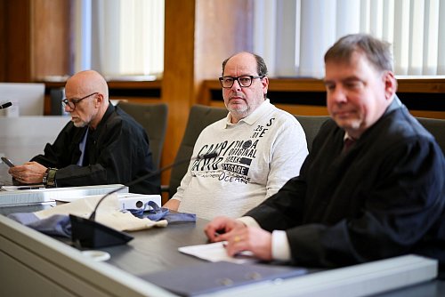Missbrauchsopfer Wilfried Fesselmann mit seinen Anwälten. - © Christoph Reichwein/dpa