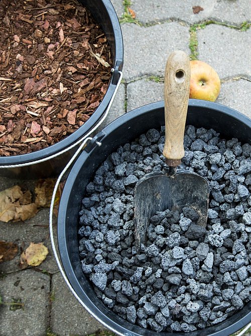 Organisch vs. mineralisch: Welcher Mulch besser geeignet ist, ist von verschiedenen Faktoren abhängig. - © Christin Klose/dpa-tmn