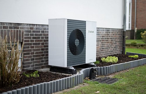 Energieeffizient heizen und Maßnahmen kombinieren: Wärmepumpen kann man mit Strom der eigenen Photovoltaik betreiben. - © Daniel Reinhardt/dpa/dpa-tmn