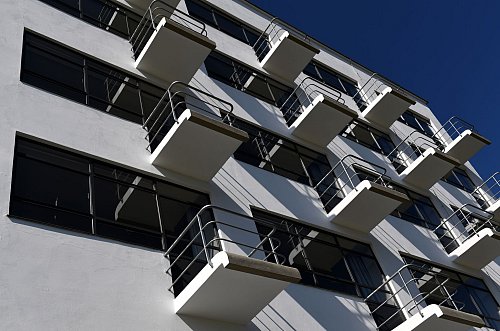 Wie freischwebend hängen die Balkone am Atelierhaus. Bei den Bauhaus-Studierenden waren sie beliebt, wie Fotos zeigen. Es sollen sich schon mal 14 Personen auf einem gedrängt haben. - © Hendrik Schmidt/dpa/dpa-tmn