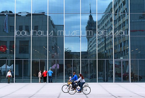 Blick auf das neue Bauhaus Museum: Die Dessauer Bauhaussammlung gilt weltweit als zweitgrößte. - © Hendrik Schmidt/dpa/dpa-tmn