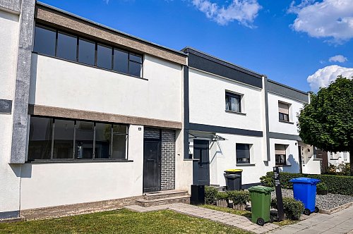 So wie das Haus Anton (vorn) sahen bei der Fertigstellung alle Häuser in der Siedlung Törten aus. Inzwischen sind die meisten mehr oder weniger umgebaut worden. - © Heidi Scharvogel/dpa-tmn